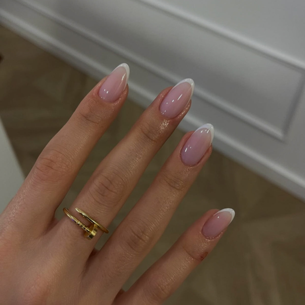 Kunstvolle Nagelkunst mit Blumen-Design und Blauem French Tip Brehn