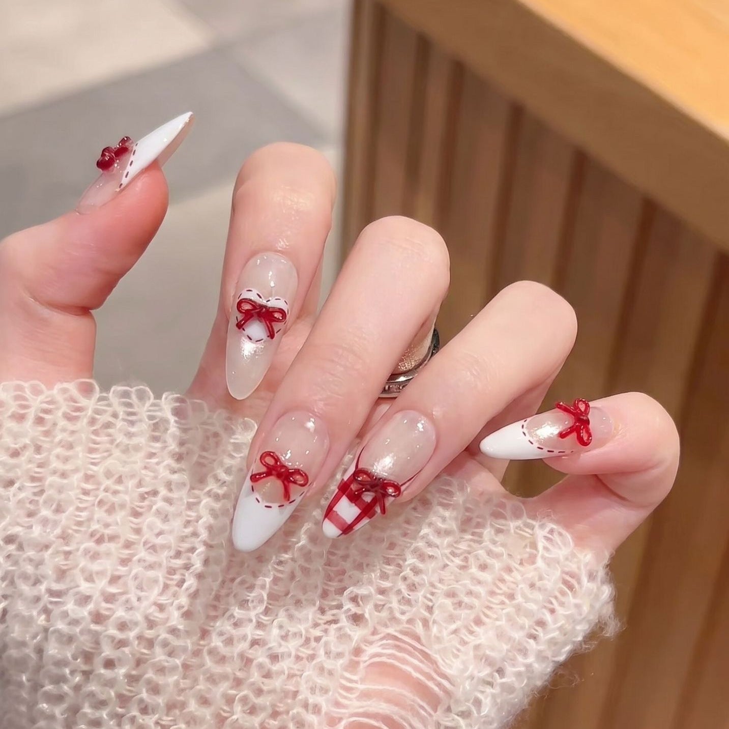 Dekorativer Stiletto Press-On Nagelset mit Schleifenakzenten Brehn
