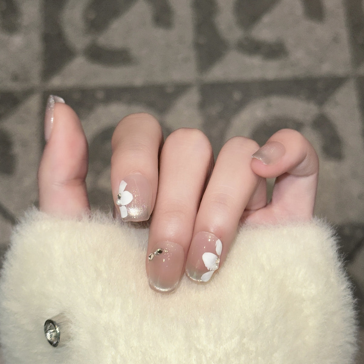 Dekoratives Press-On-Nagelset mit elegantem Blattdesign Brehn