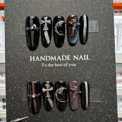 Künstlerisches Handgemachtes Press-On Nagelkunstset mit dekorativen metallischen Akzenten