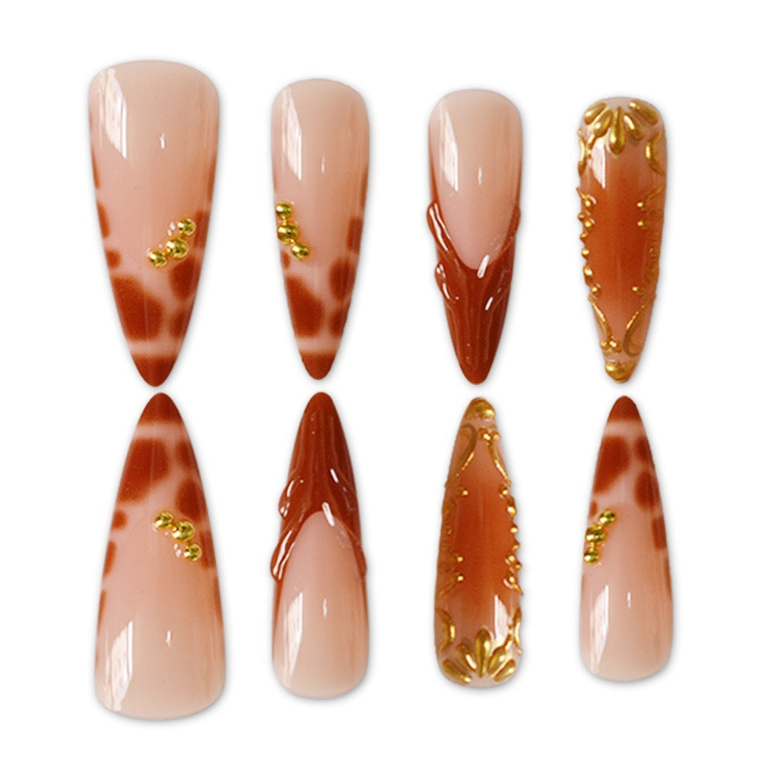 Elegante Stiletto Nagelkunstverzierung mit künstlerischen Details Brehn