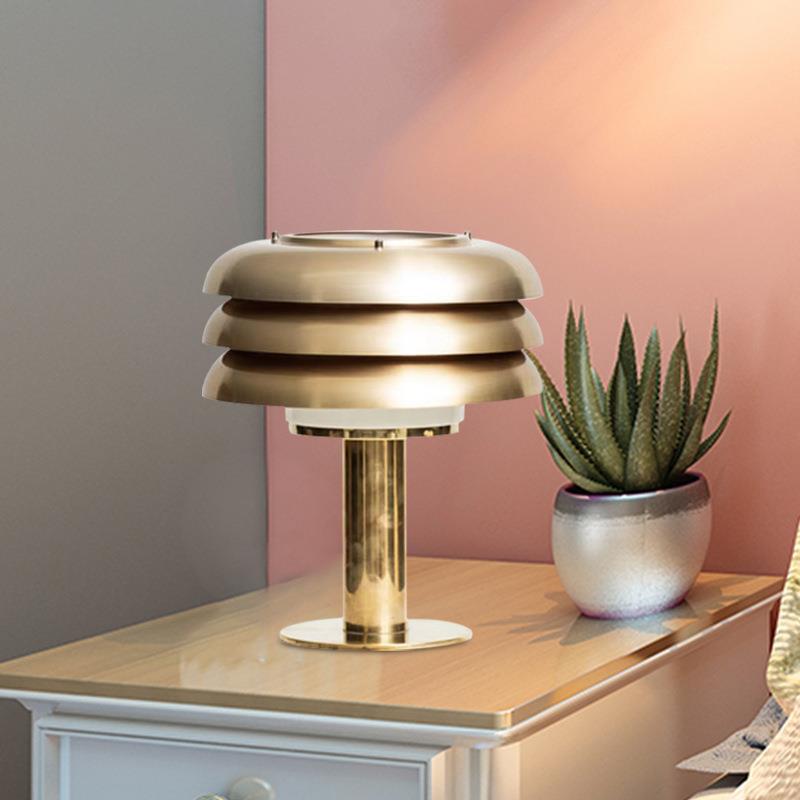 Moderne ästhetische Tischlampe mit schichtweisem Schirmdesign