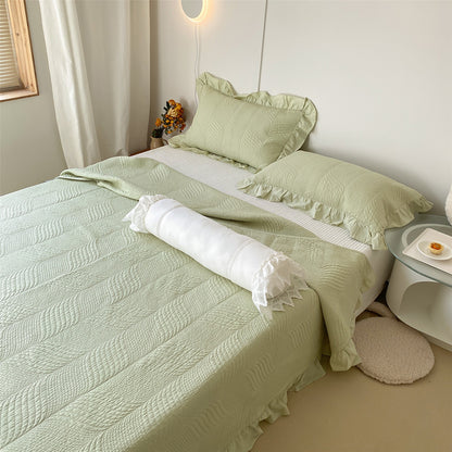 Steppbett-Überwurf-Set mit Volant und reliefierter Blattsteppung