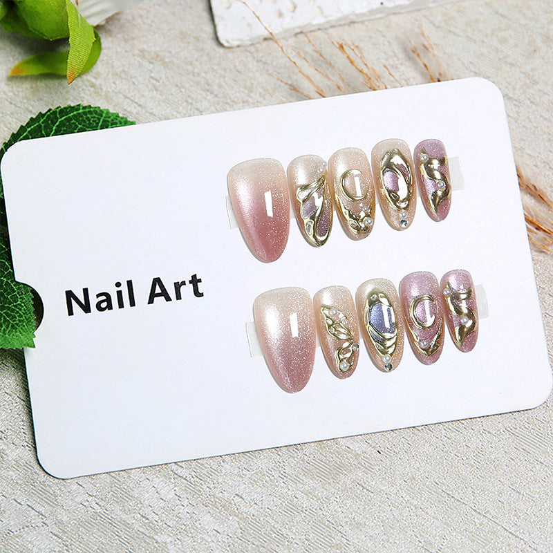 Kunstvolles Nagelset mit floralen Akzenten Brehn