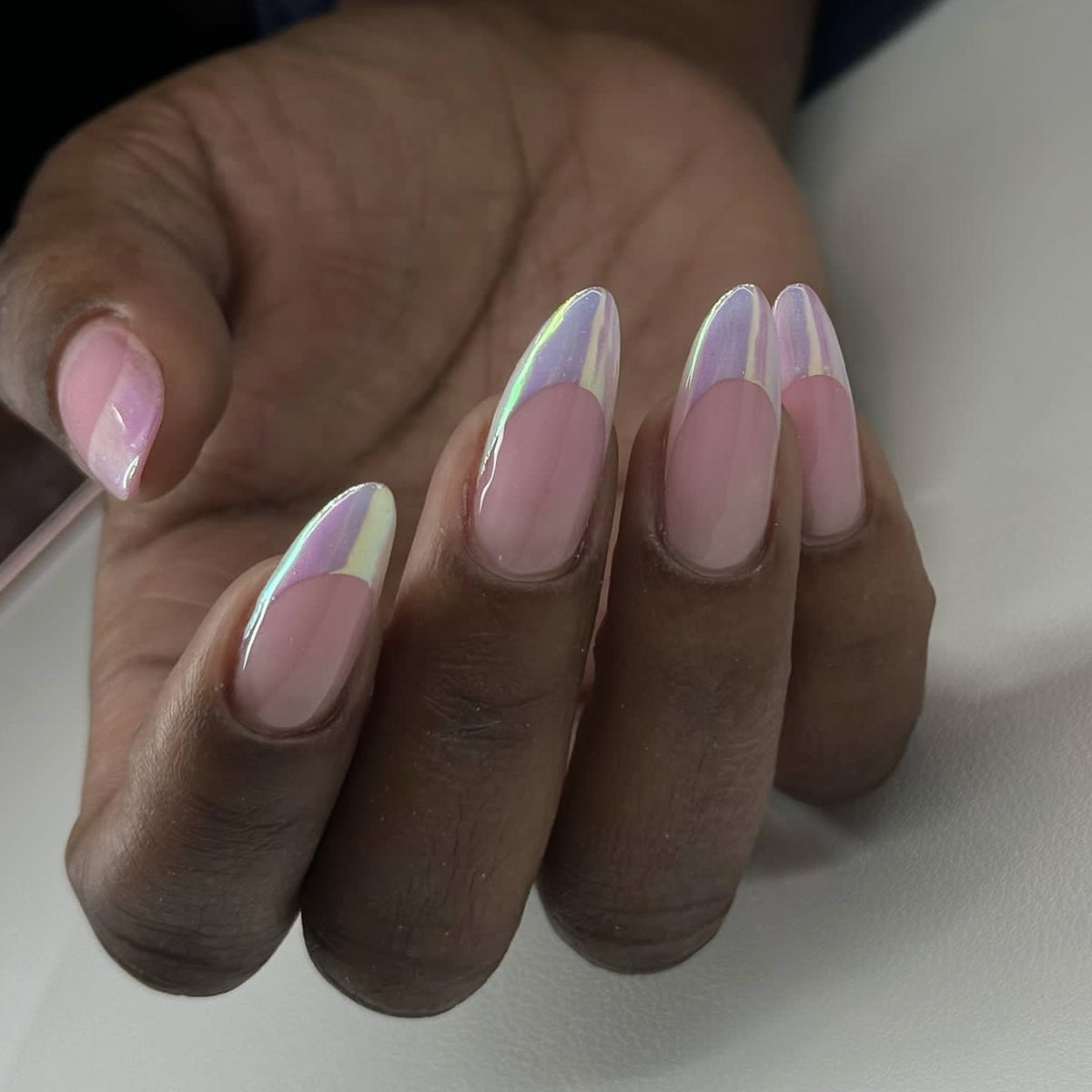Kunstvolle Stiletto-Nägel mit elegantem Farbverlauf Brehn