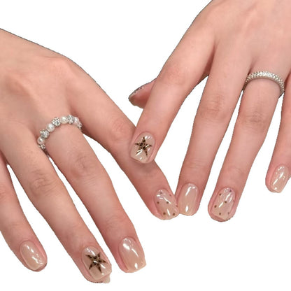 Künstlerische Nagelverlängerungen mit Sternelementen