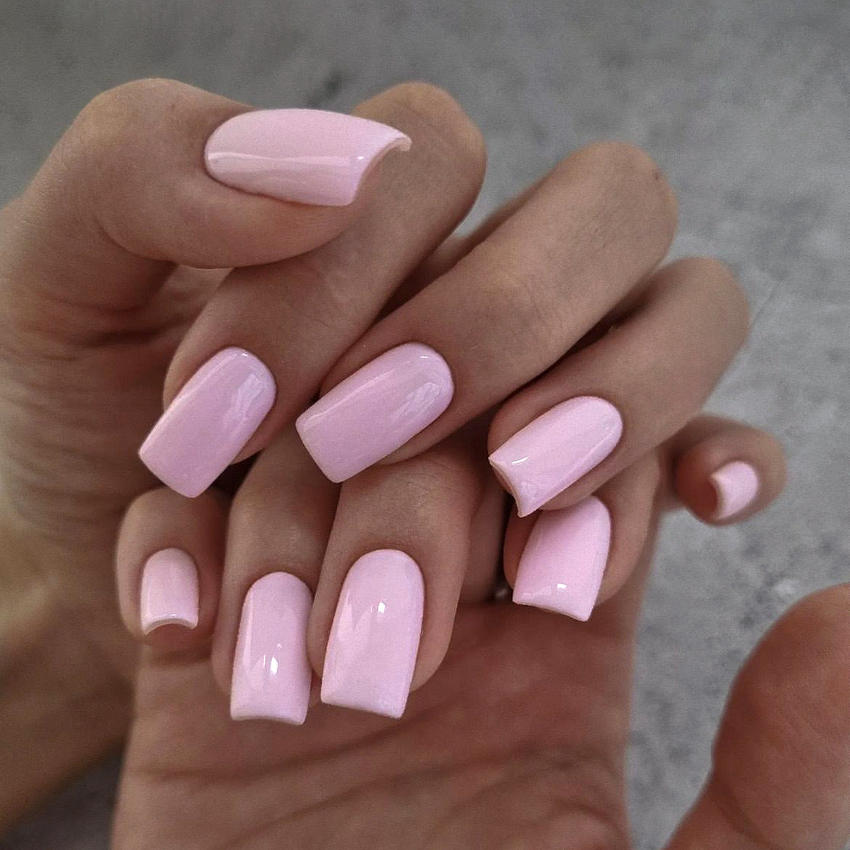 Kunstnagelset mit hochglänzendem Finish und eleganter Form Brehn