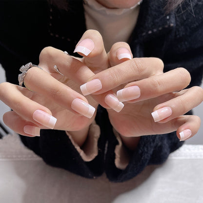 Künstliche Nagelspitzen mit elegantem French-Design Brehn