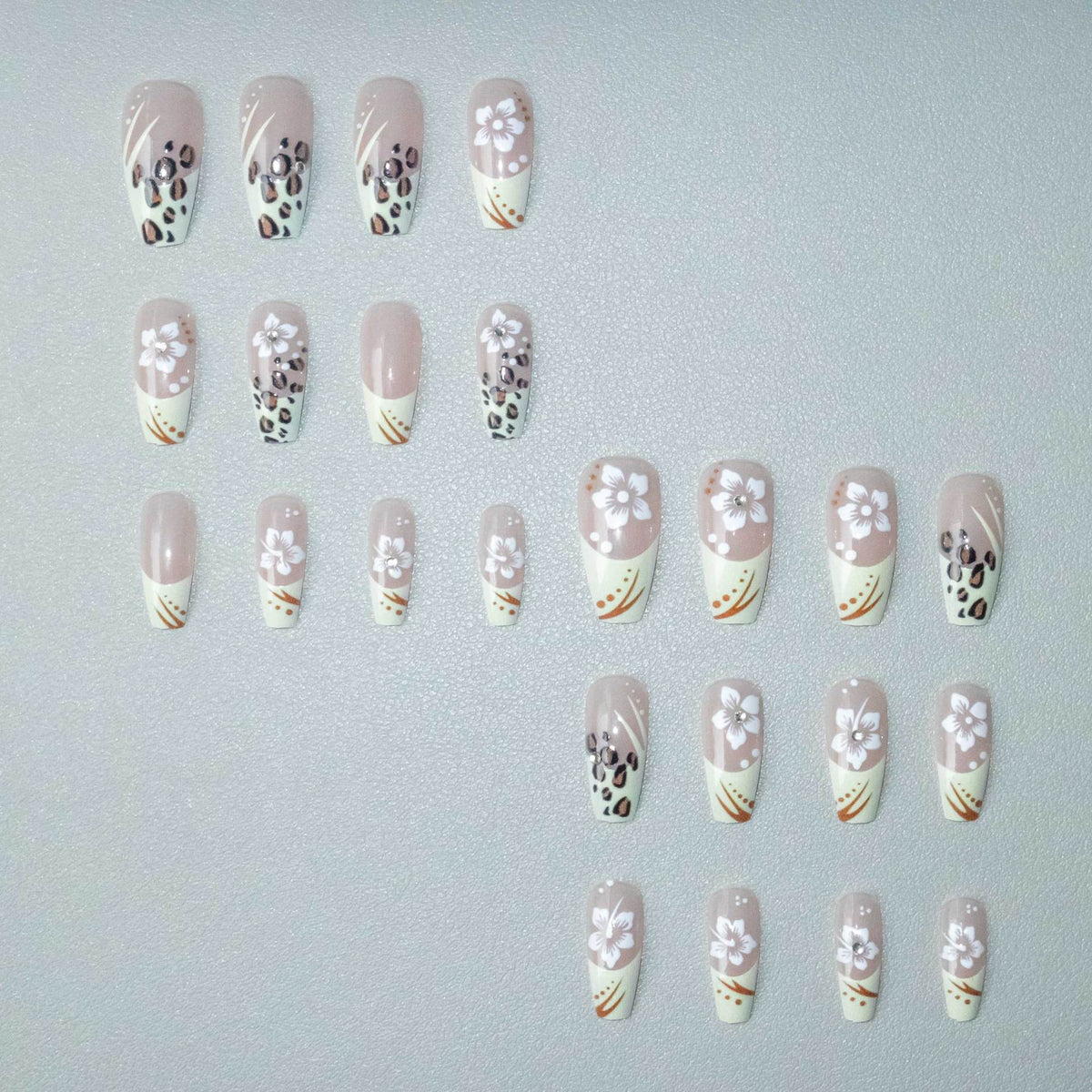Künstlerisches Blumen- und Tiermotiv-Nagelkunst-Set