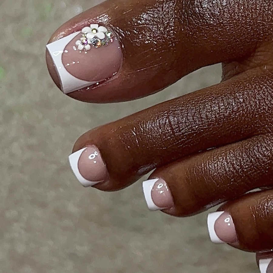 Kunstnagelset mit elegantem französischen Spitzen-Design und glitzernden Akzenten Brehn