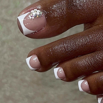Kunstnagelset mit elegantem französischen Spitzen-Design und glitzernden Akzenten Brehn