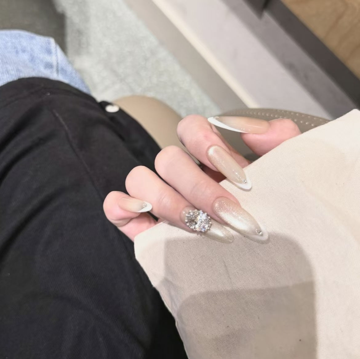Elegante Stiletto-Nagelverlängerungen mit Strass-Akzenten