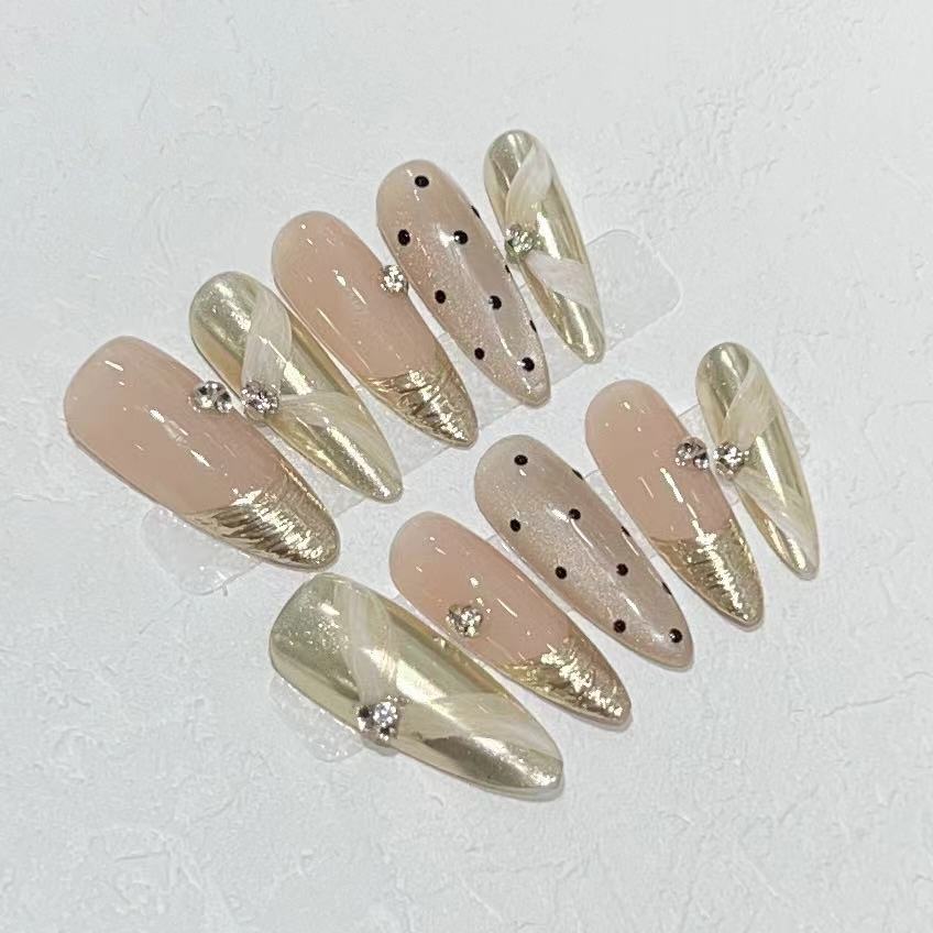 Luxuriöses Press-On Nagelkunst-Set mit eleganten metallischen Akzenten Brehn