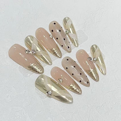 Luxuriöses Press-On Nagelkunst-Set mit eleganten metallischen Akzenten Brehn