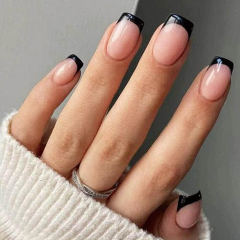 Kunstnagelset mit eleganten französischen Spitzen und mattem Finish Brehn