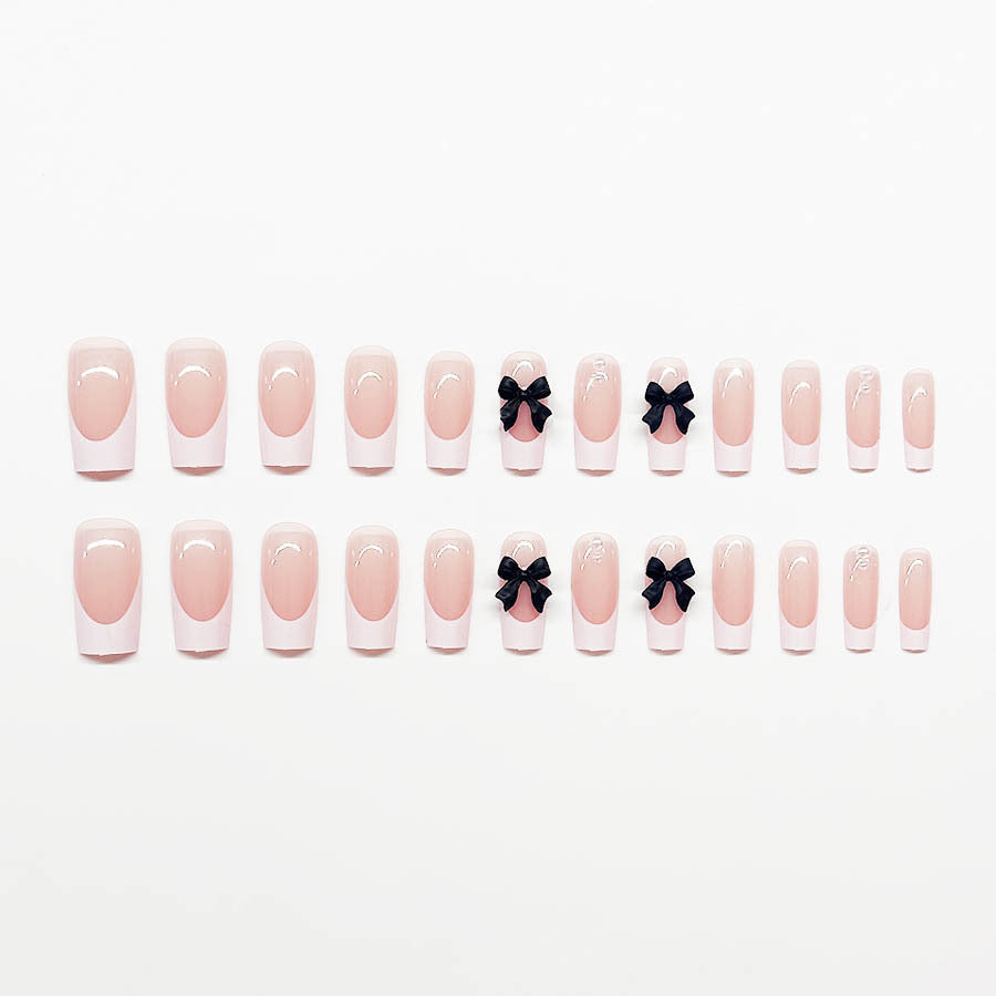 Kunstnagelset mit stilvollen Schwarz- und Perl-Details Brehn
