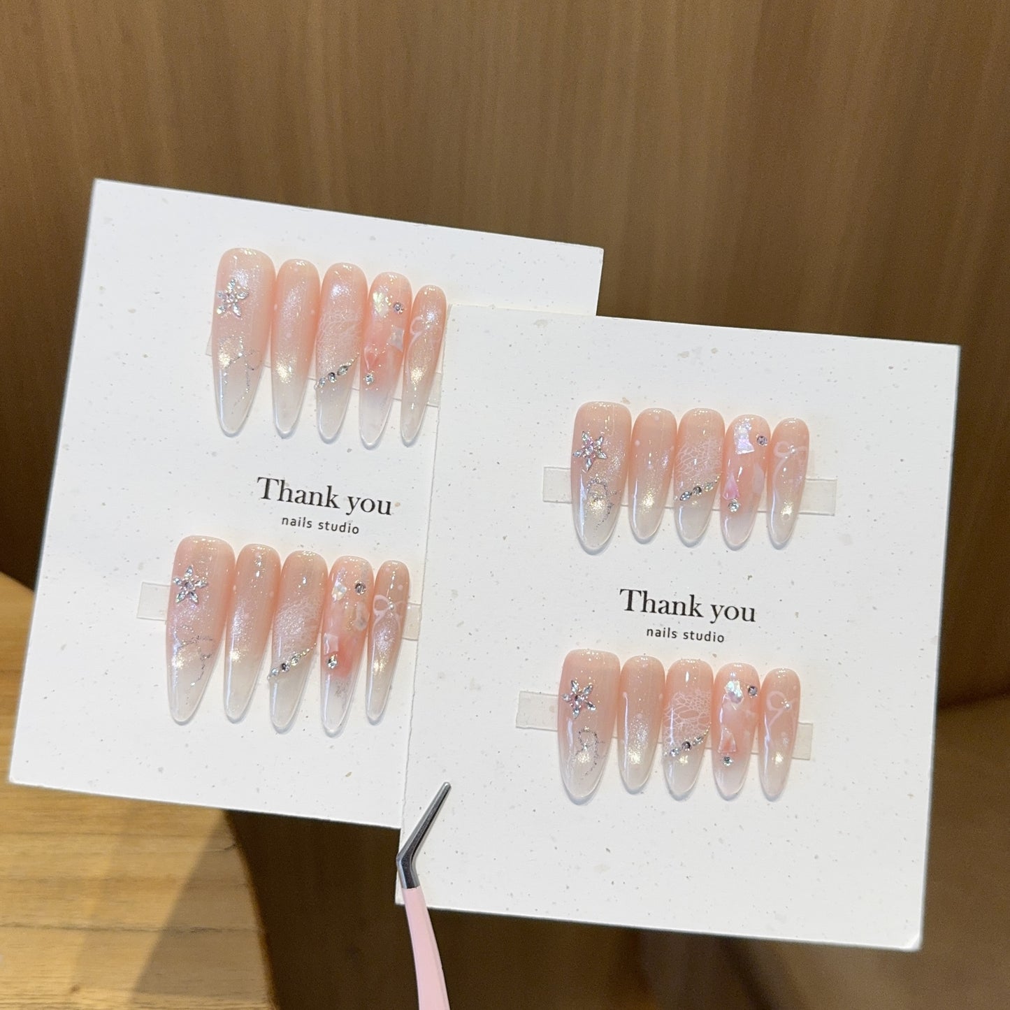 Kunstnägel mit Filigranem Design und Glitzerakzenten Brehn