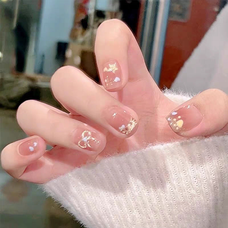 Künstlerisches Press-On-Nageldesign mit Edelsteinakzenten Brehn