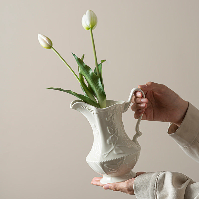 Eleganter floraler geprägter Keramikkrug