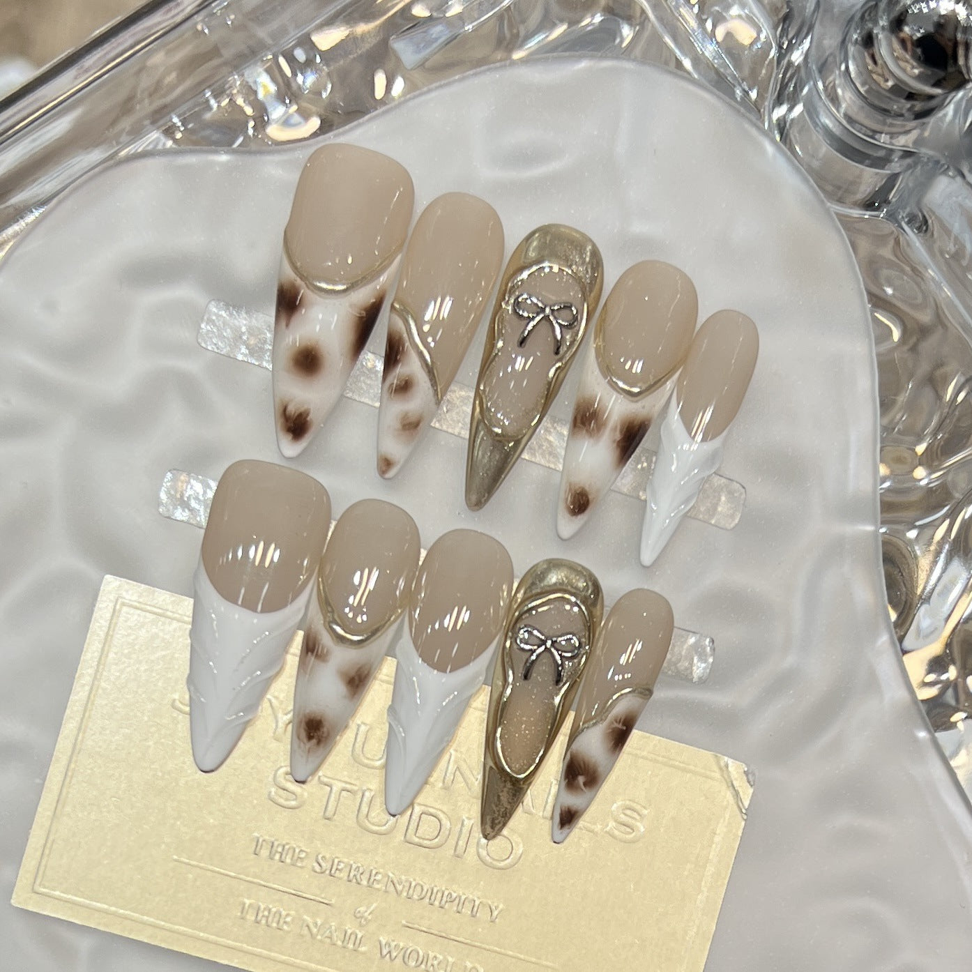 Dekoratives Stiletto Press-On Nagelkunst-Set mit einzigartigen Designelementen Brehn