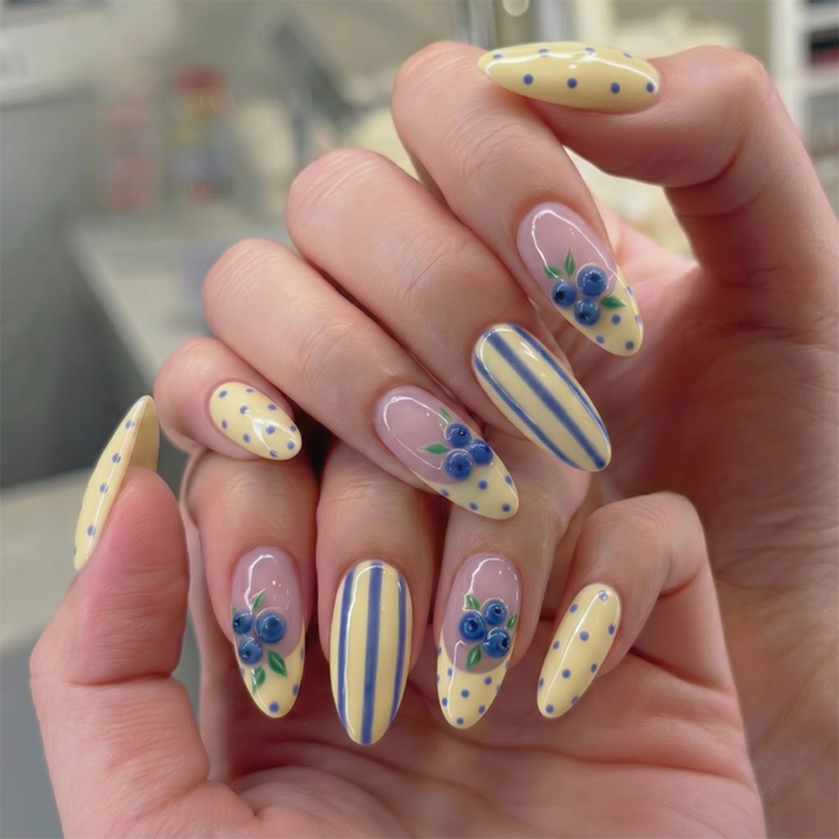 Kunstvolle Stiletto-Nägel mit floralen Akzenten und bunten Mustern Brehn