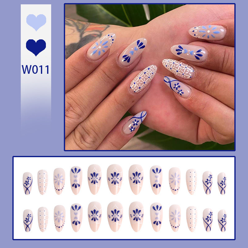 Kunstvolle Nagelspitzen mit Blumenmotiv Brehn