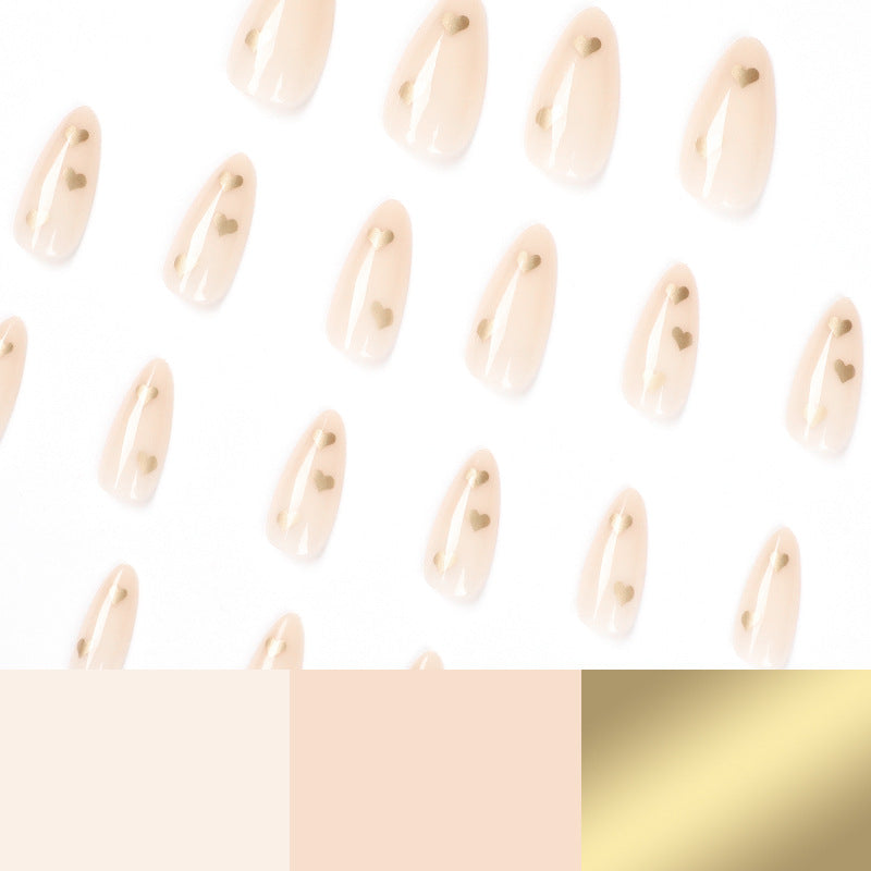 Kunstvolle Nagelkunst mit goldenen Herzakzenten Brehn