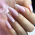 Elegantes Press-On-Nagelset mit Herzverzierungen Brehn