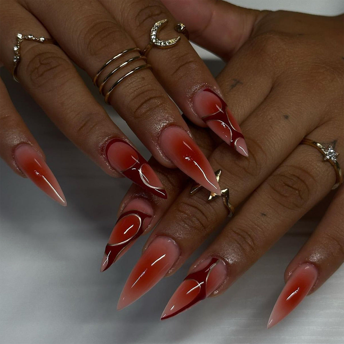 Kunstvolle und elegante Stiletto-Nägel Brehn
