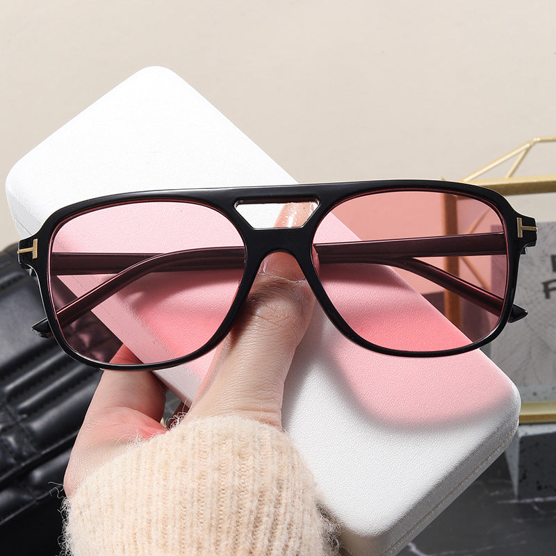 Damen modische Brille mit feinem Rahmen und strengen Konturen Brehn