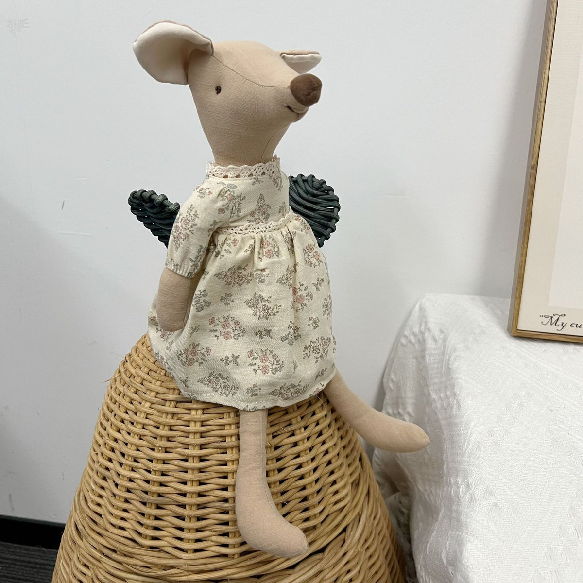 Handgemachte Leinenkaninchenpuppe mit kariertem Baumwollkleid