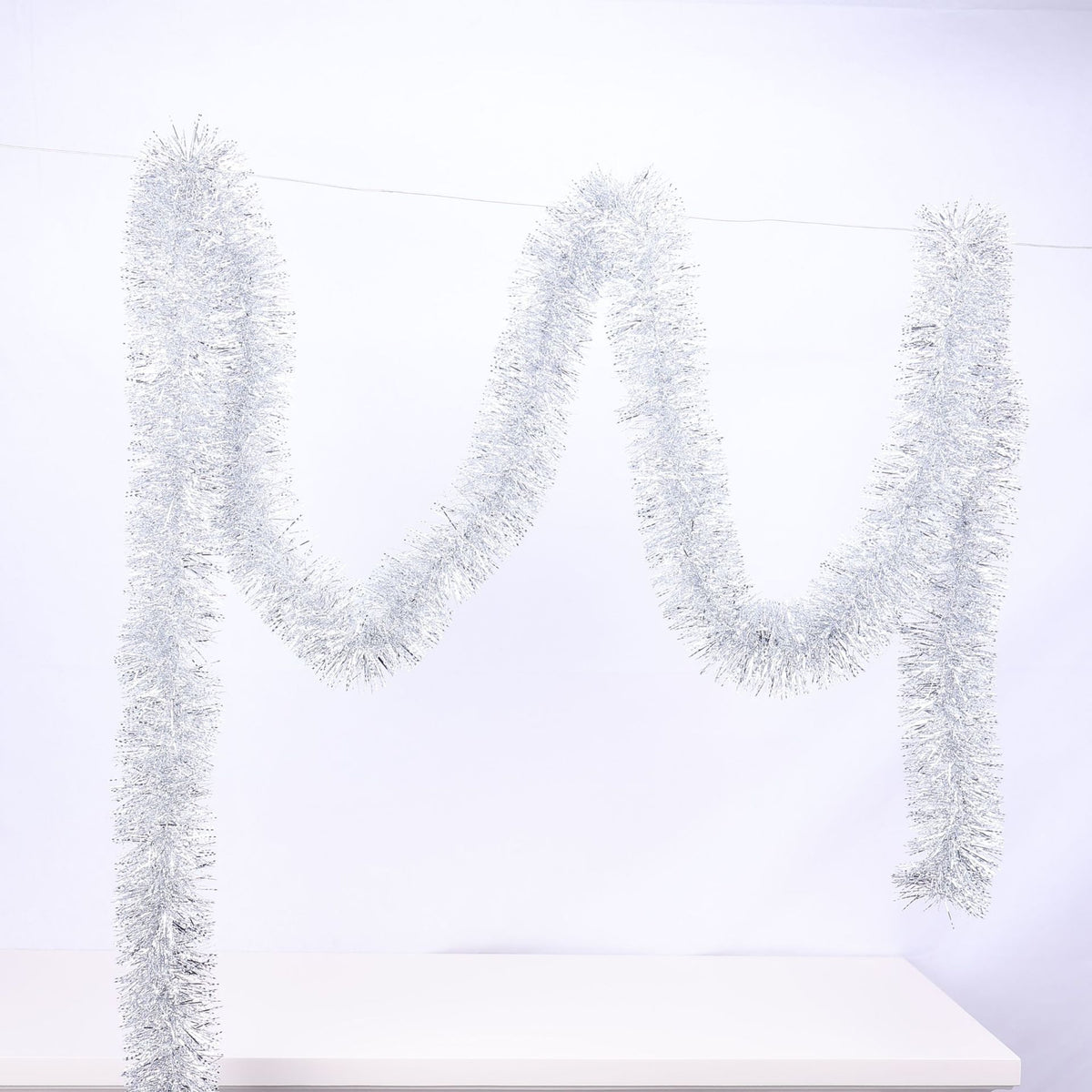 Glitzernde Weihnachtsgirlande mit Schneeflockenmotiven