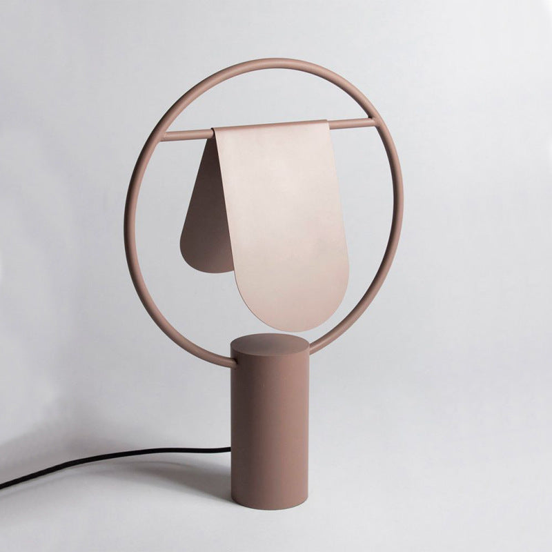 Künstlerische Tischlampe mit einzigartiger Silhouette