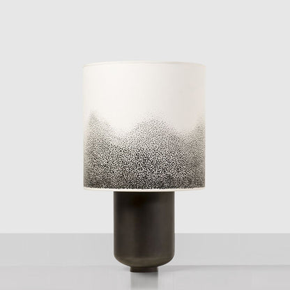 Moderne Tischlampe mit strukturiertem Schirm