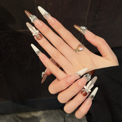 Dekoratives Press-On-Nagelset mit Edelsteinakzenten und elegantem Design