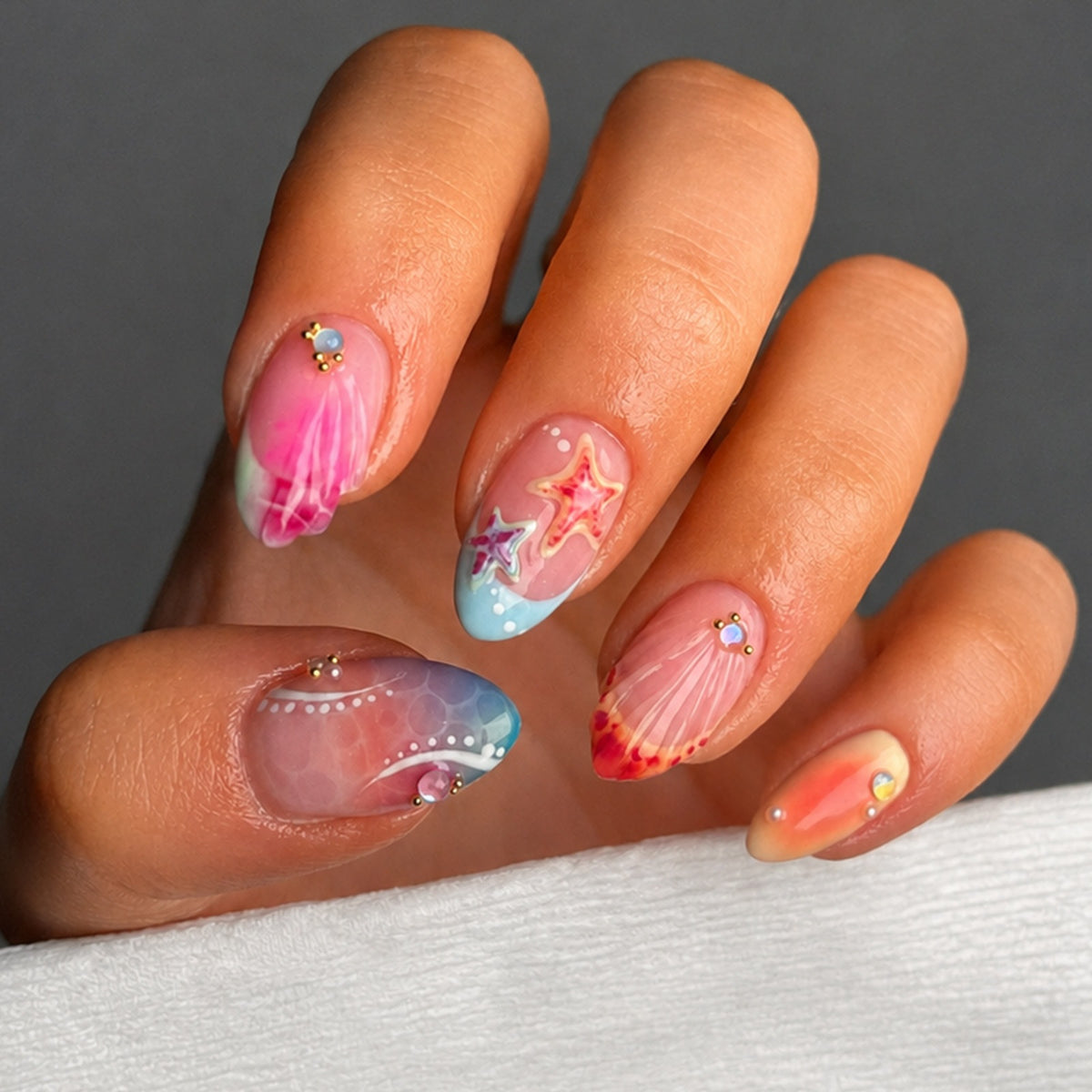 Kunstnagelset mit bunten Akzenten und effektvollen Designs Brehn
