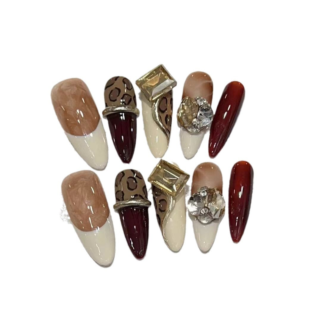 Stiletto Press-On Nagelkunst Set mit dekorativen Edelsteinakzenten Brehn