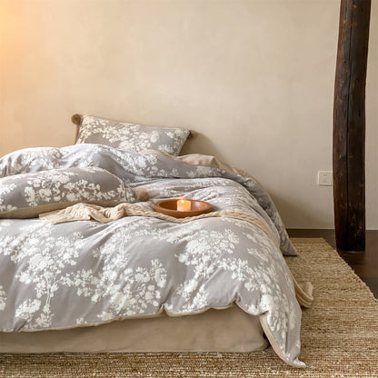 Kuschelige Bettwäschegarnitur aus Mikrofleece mit floraler Allover-Optik und Bommelbesatz