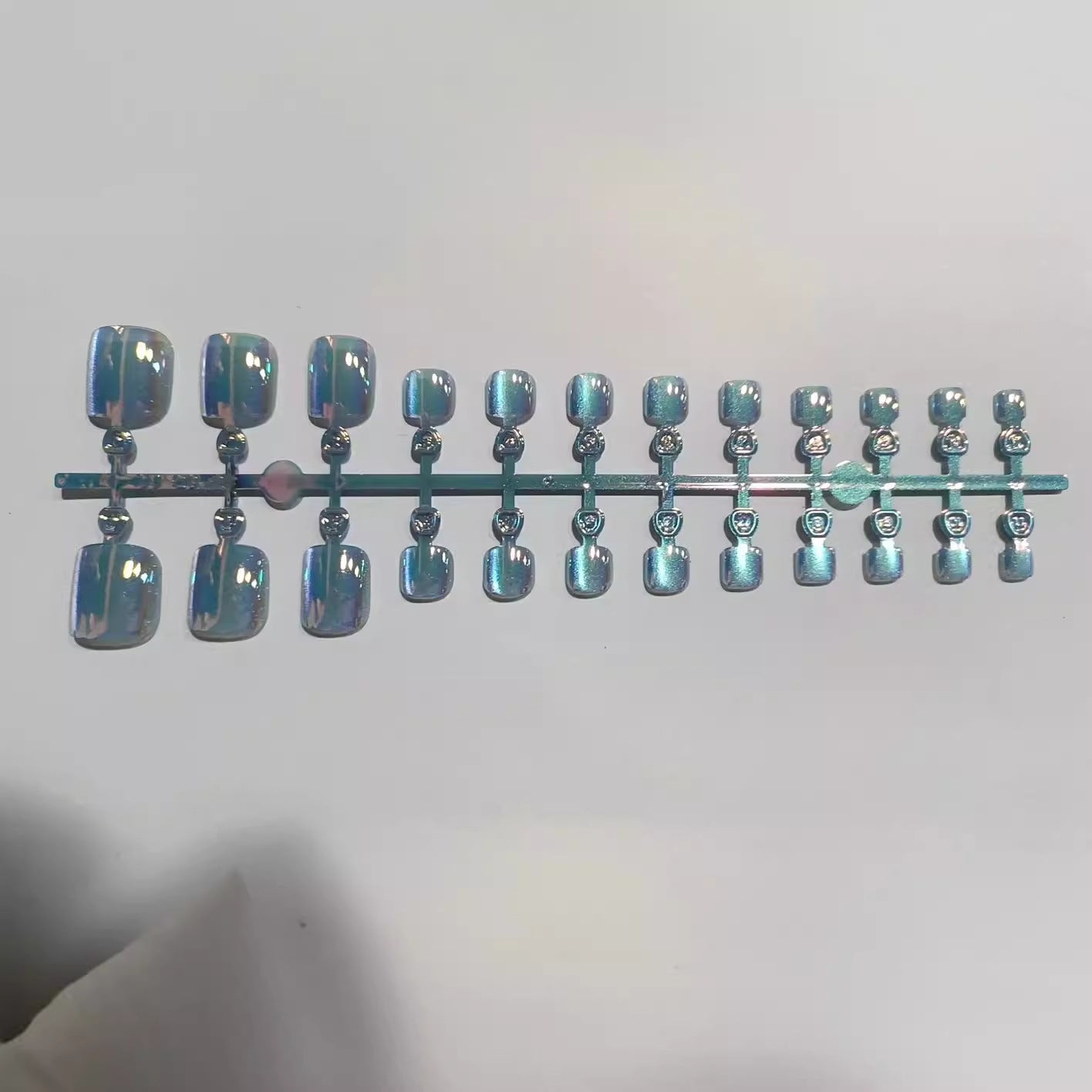 Künstlerisches Press-On-Nagelset mit irisierendem Finish Brehn