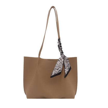 Minimalistische Tote-Handtasche mit dekorativem Schal