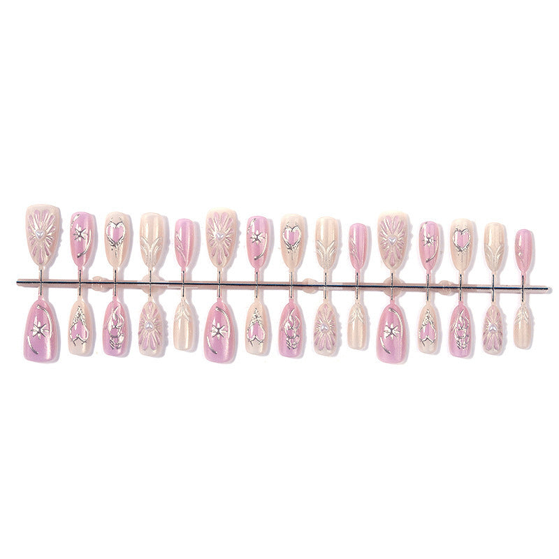 Kunstnagelset mit floralen Akzenten und Glitzerverzierungen Brehn