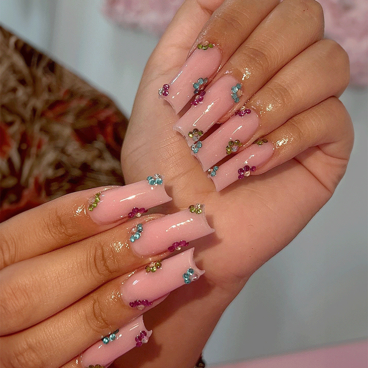 Kunstnagelspitzen mit bunten Blütenakzenten Brehn