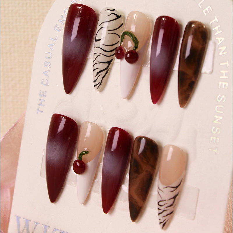 Kunstnagelset mit modernen Designs und kreativen Akzenten Brehn