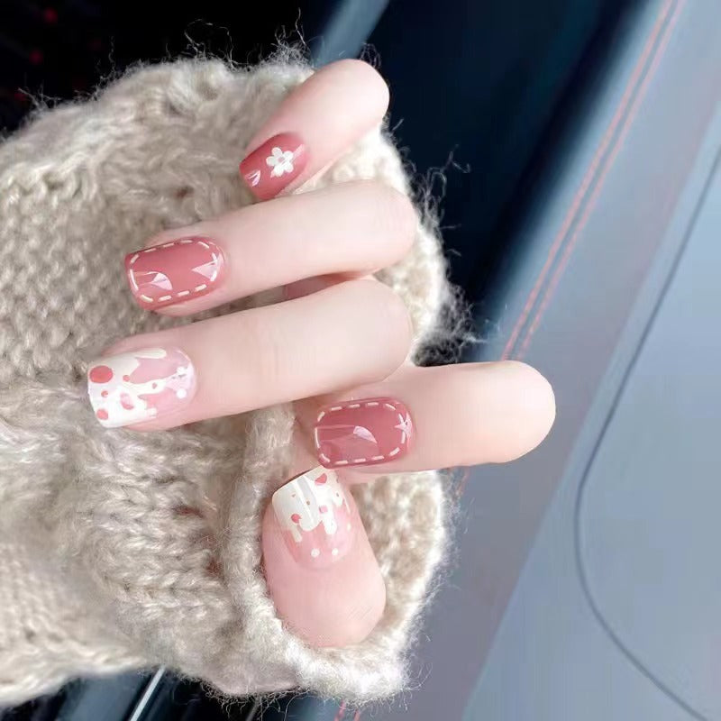 Kunstvolle Nagelverzierung im floralen Design Brehn