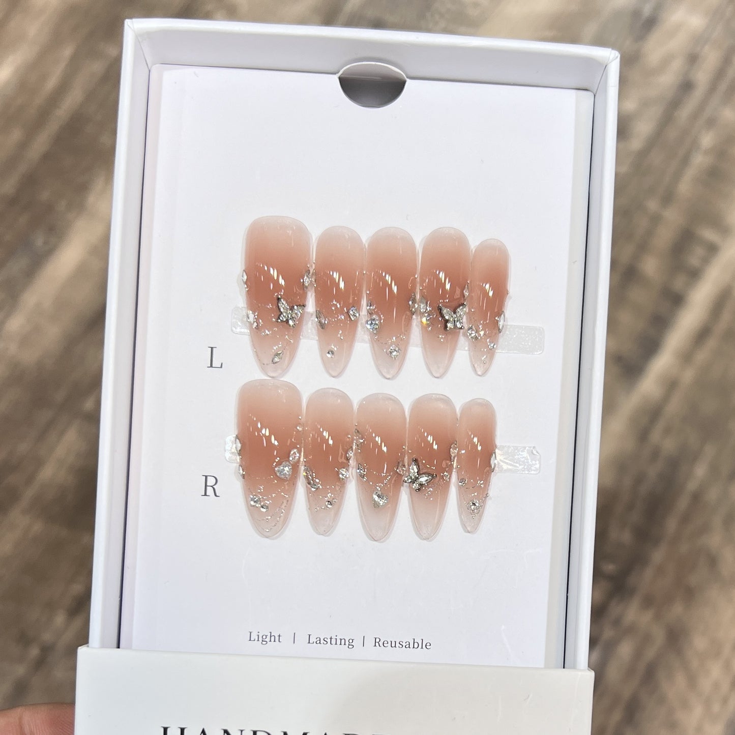 Handgefertigtes Stiletto Press-On Nagelset mit Schmucksteinakzenten Brehn