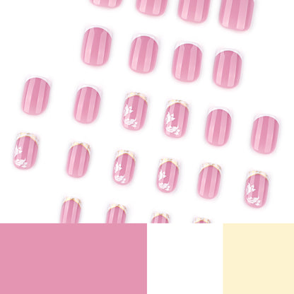 Kunstvolle Nagelkunst mit elegantem French-Tip und floralen Akzenten Brehn