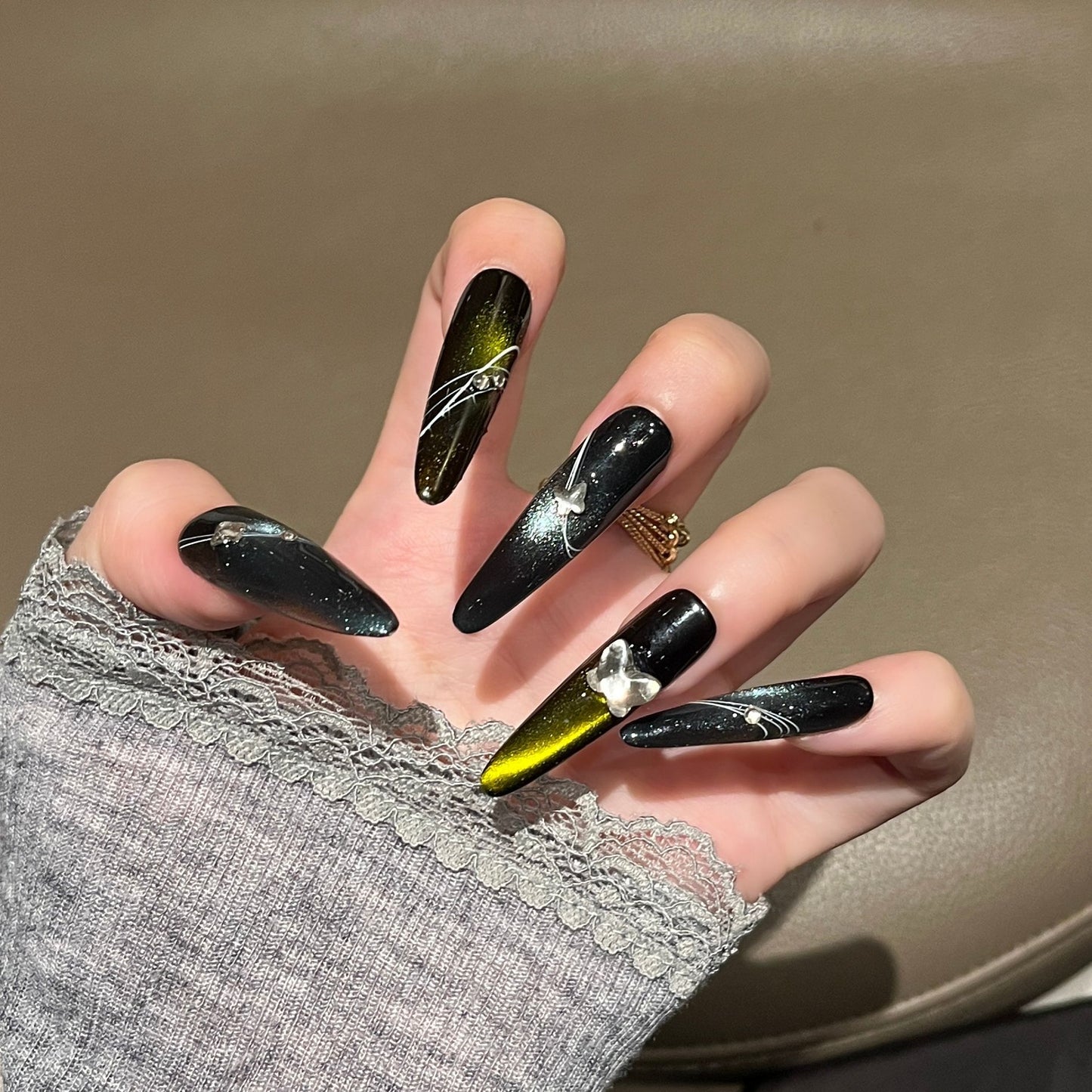 Künstlerische Stiletto Press-On Nagelkunst mit schimmernden Akzenten Brehn