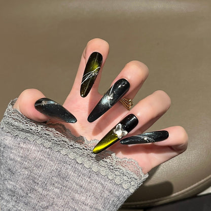 Künstlerische Stiletto Press-On Nagelkunst mit schimmernden Akzenten Brehn