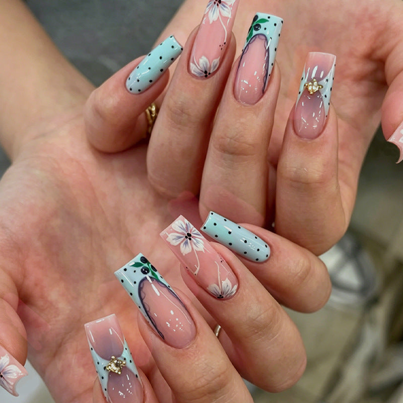 Kunstnagelset mit floralen Designs Brehn