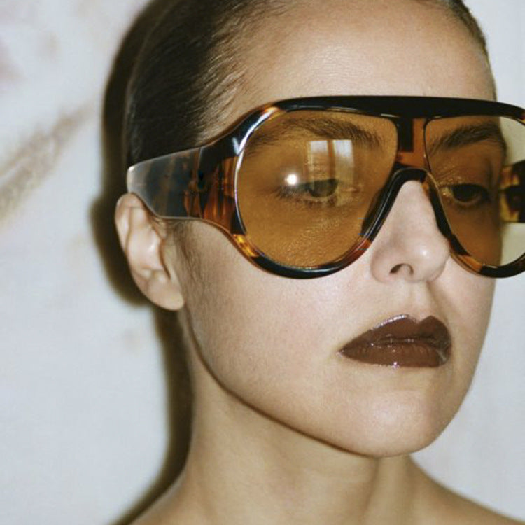 Damen oversized Sportsonnenbrille im retro inspirierten Design Brehn